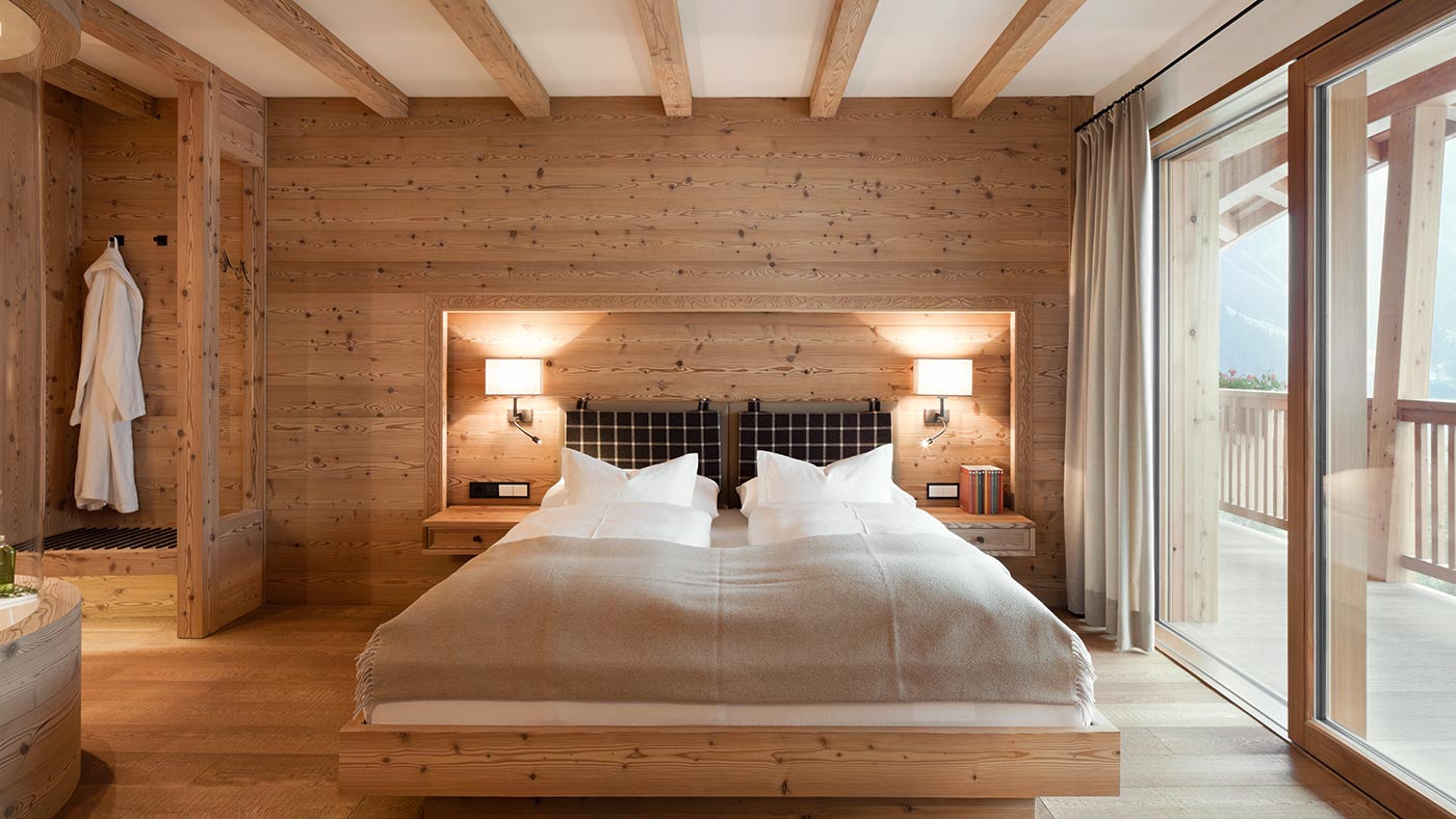 Schönes Doppelzimmer aus Holz im Chalet Gerard, Hotel in Gröden