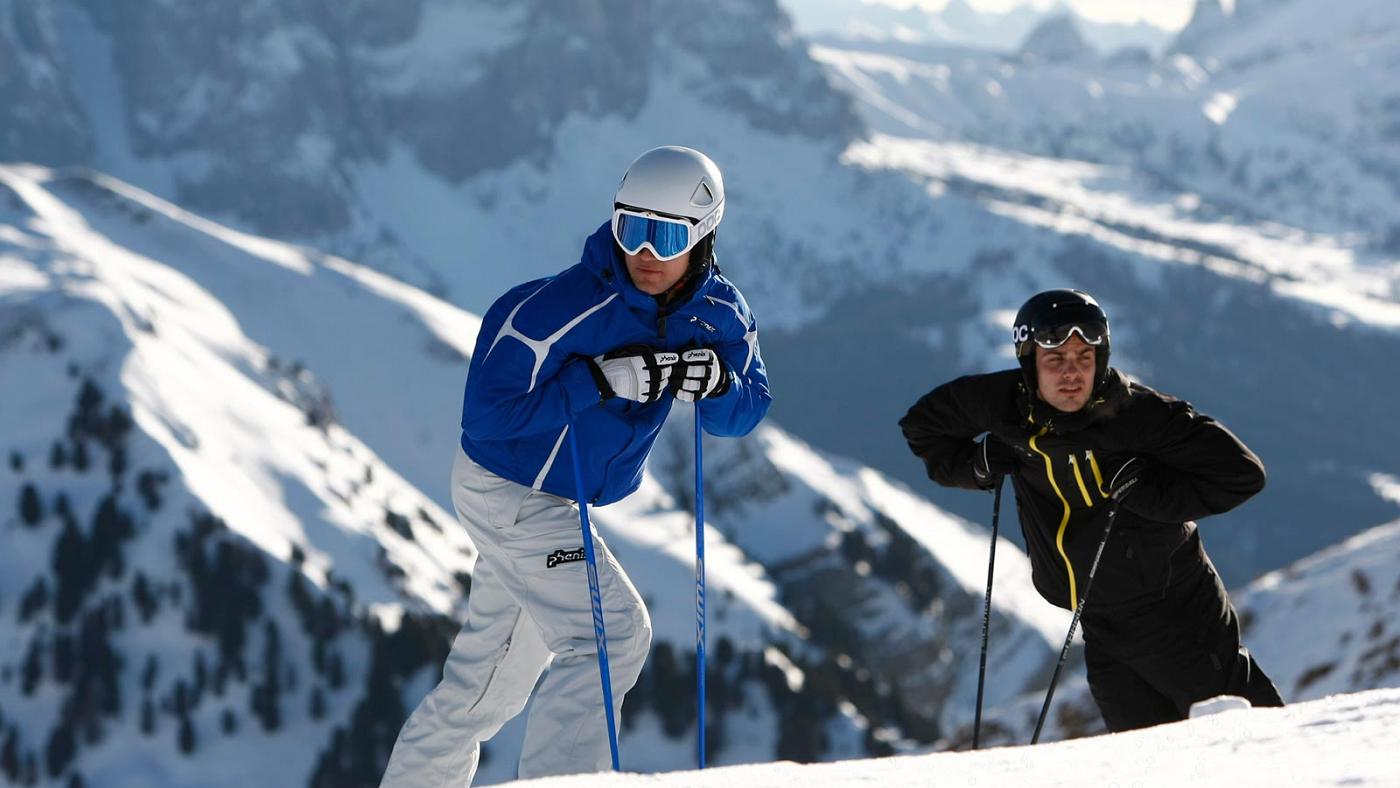 Two friends skiing in Selva Val Gardena