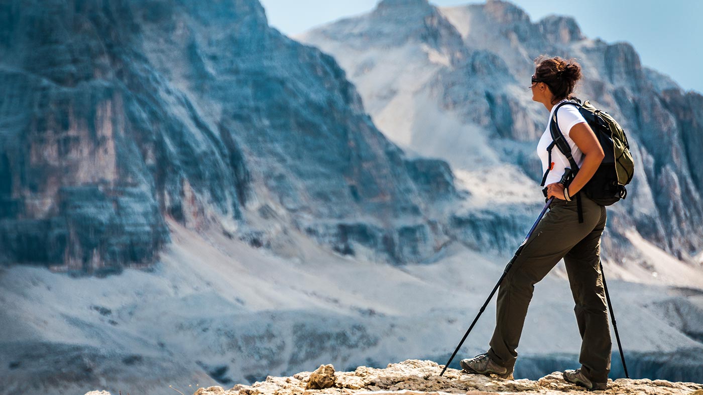Ein Mädchen bewundert das Bergpanorama von Gröden