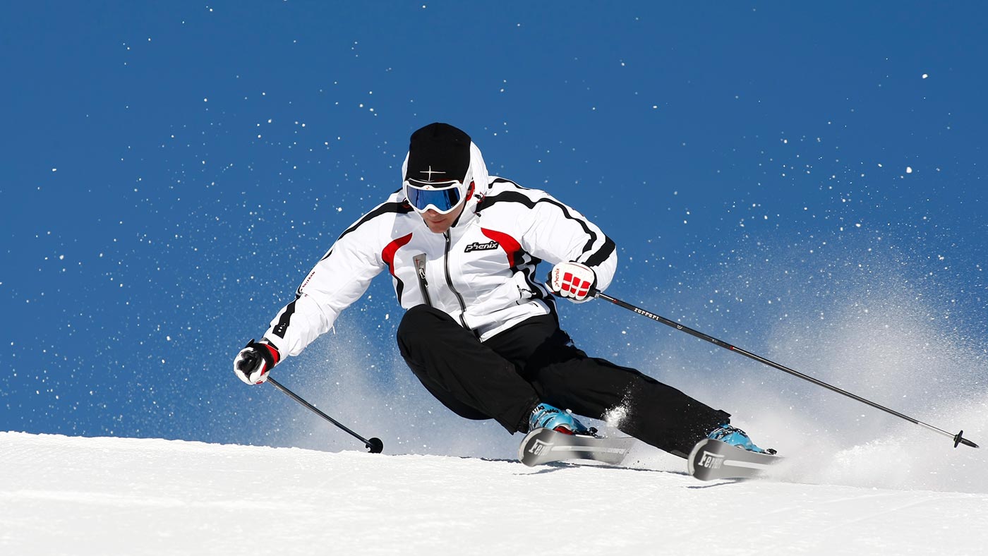 Ein Junge, der an einem klaren, sonnigen Tag Ski fährt