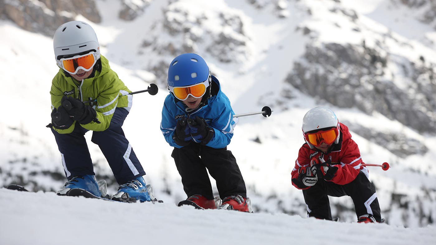 Un gruppo di bambini imparano a sciare a Selva Val Gardena