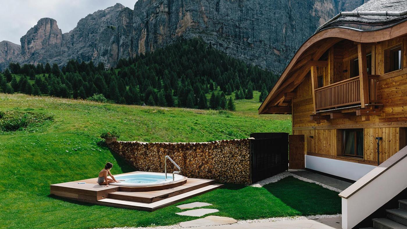 Una donna si rilassa nella vasca idromassaggioa, nel nostro hotel wellness in Val Gardena