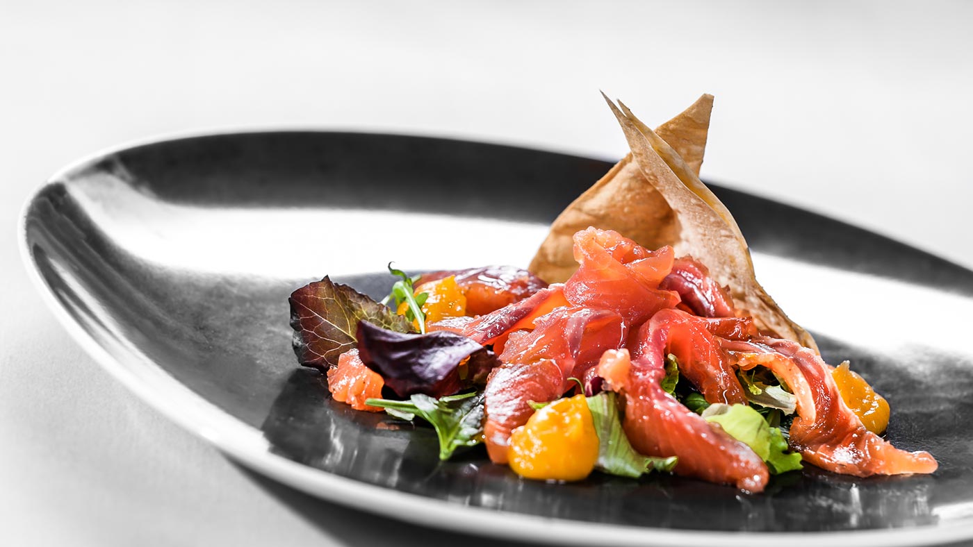 Insalata di pesce con croccanti pepite di pane