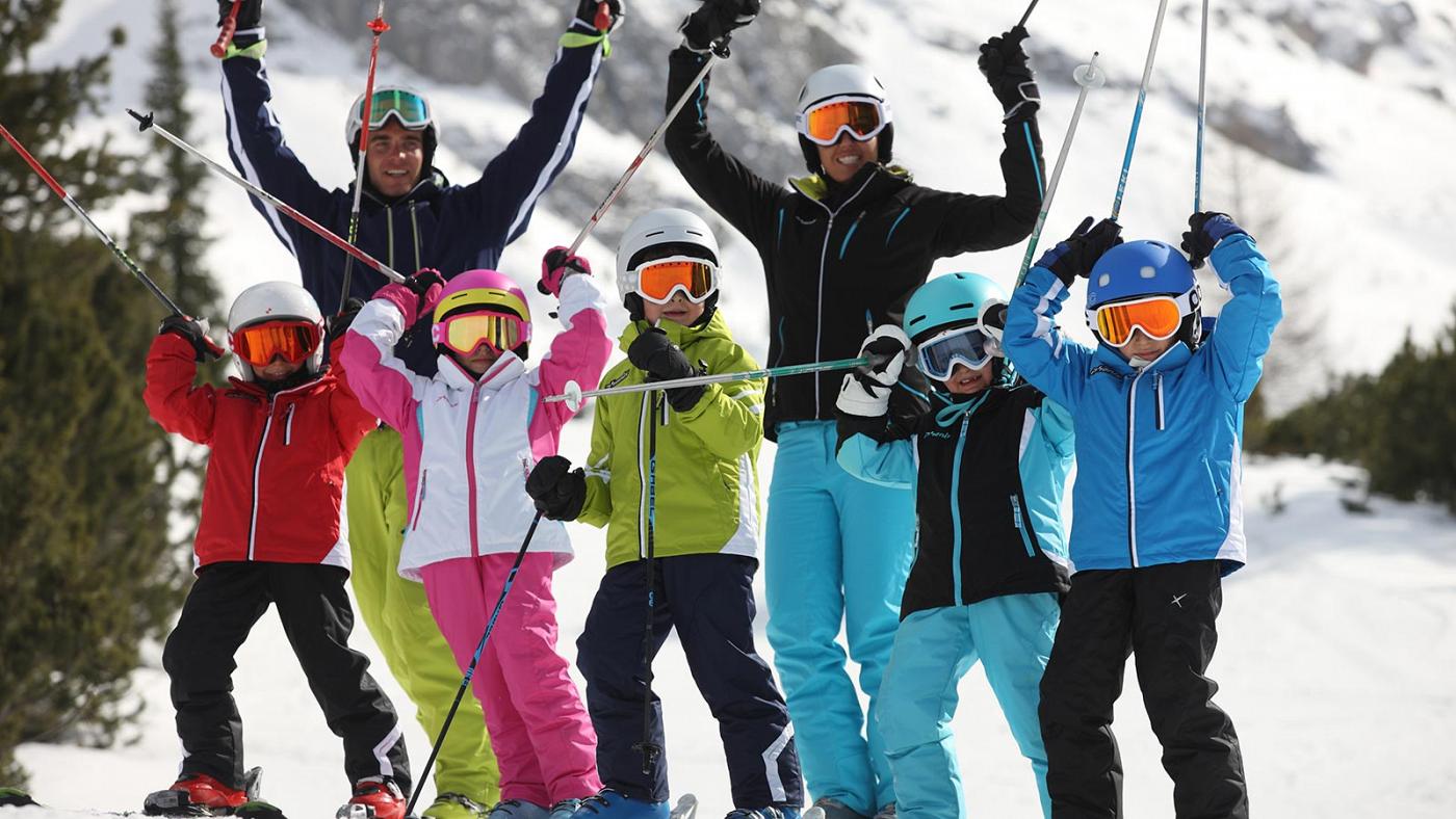 Una famiglia inizia il giro del Sellaronda sugli sci