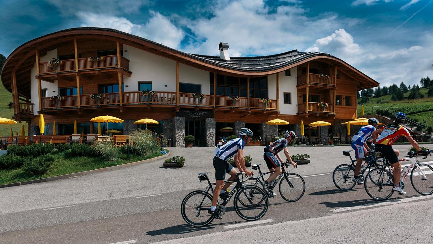 Eine Gruppe von Freunden bei der Sellaronda fährt in der Nähe des Chalets Gerard vorbei