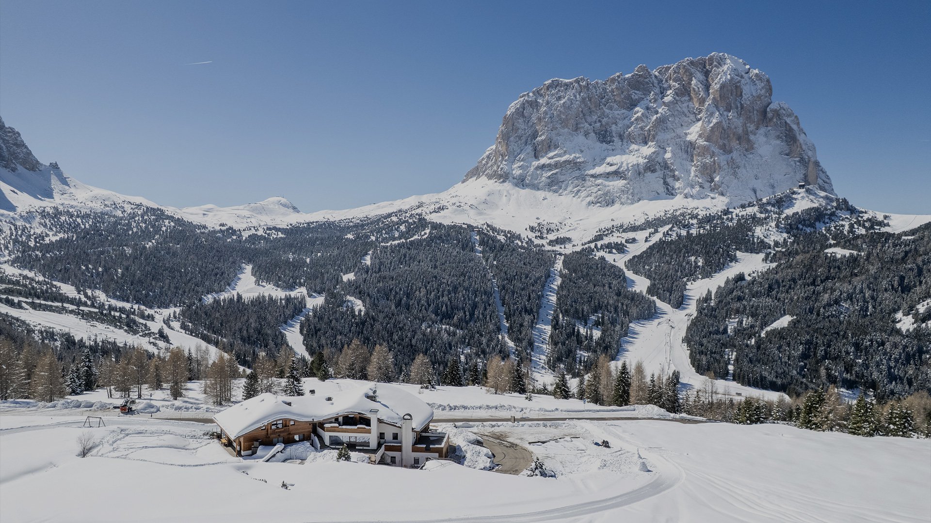 Panorama invernale delle Dolomiti con il Sassolungo innevato.